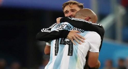 توابع الكابوس الأرجنتيني.. بيليا يلحق بماسكيرانو ويعلن اعتزاله الدولي